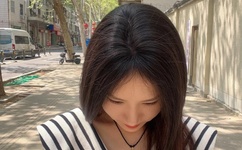 被十几个男人扒开腿猛戳图片